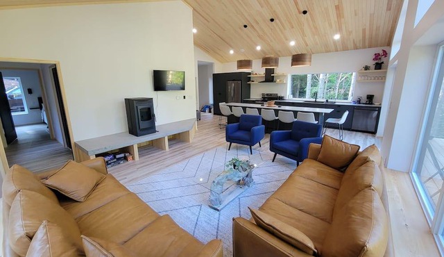 Secluded Chalet with hot tub, sauna, and cold plunge