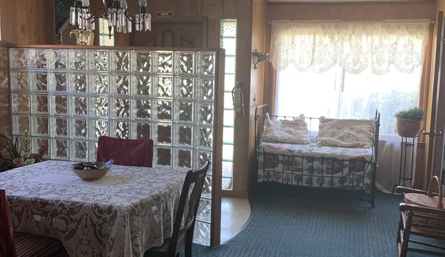 Secluded city cottage. 3 blocks from beach & Main Street shopping