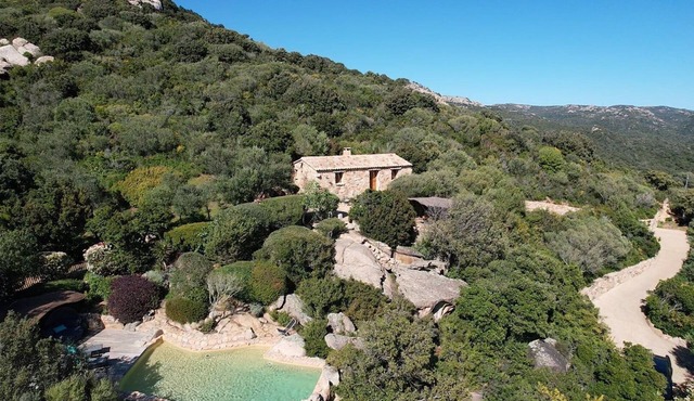 Secluded, contemporary sheepfold for 2, nestled on a hillside with swimming pool.