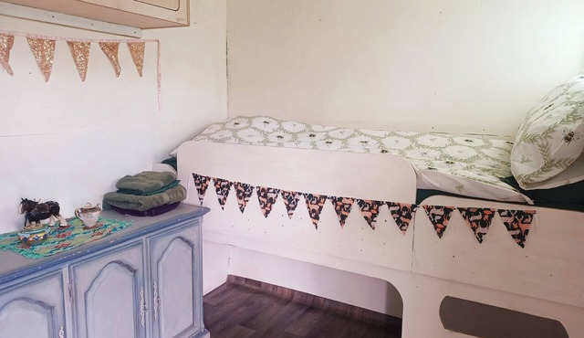 Secluded converted horsebox Retreat in Welcombe