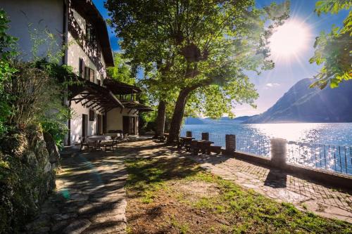 Secluded Cottage front Lake with BOAT in Valsolda