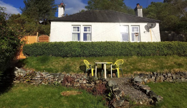 Secluded cottage very close to Skye Bridge and within Kyle of Lochalsh village.