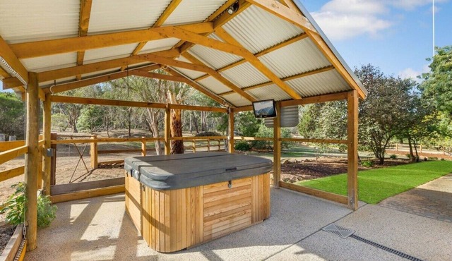 Secluded Country Vineyard Estate near Bendigo