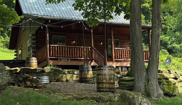 Secluded Country Cabin, Black Creek Retreat, Holmes County Ohio, HotTub, WiFi