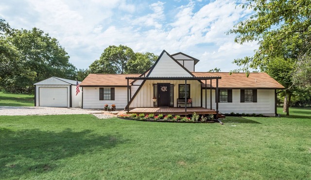 Secluded Country Lodge In Aledo - Pet Friendly!