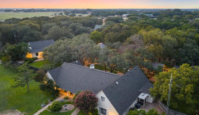 Secluded Country Retreat with Boutique Hotel Vibes plus Pool/Hot Tub sleeps 50+