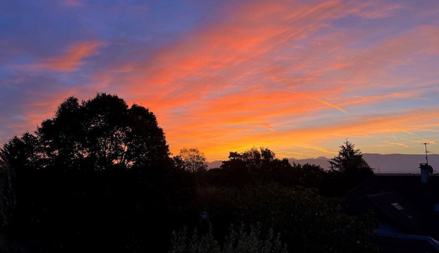 Secluded countryside retreat near Geneva, ideal short-term getaway.