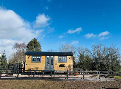 Secluded Countryside Shepherd's Hut on Working Farm near Audley