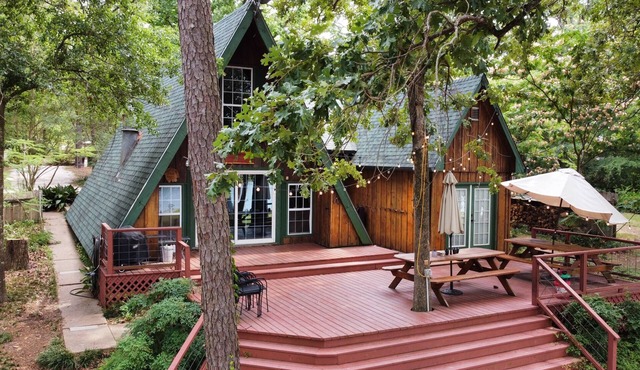 Secluded cove! Fish, hike, hunt! Keep boat in water on private dock Sleeps 18