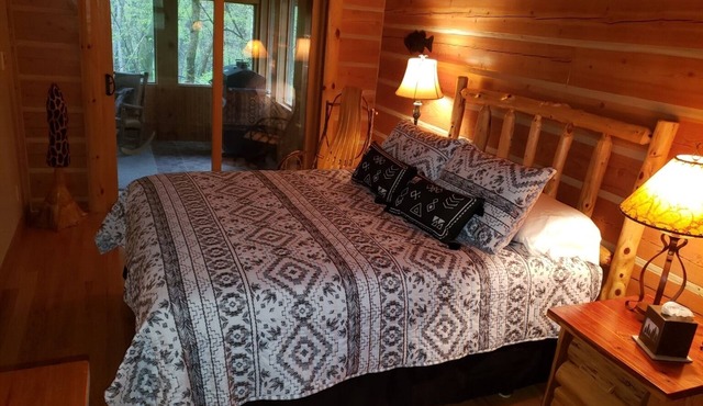 Secluded cozy 2-bedroom cabin near Champaign in Mahomet on the Sangamon River