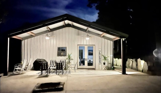 Secluded, cozy and clean retreat only 8 minutes from Harding University!