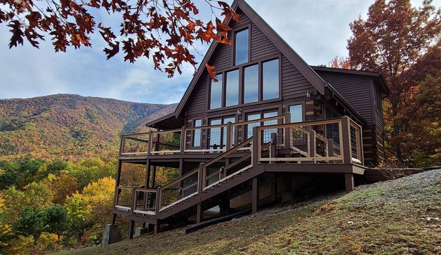 Secluded Cozy Cabin with Mountain Views, near Pigeon Forge, Gatlinburg, Hot Tub