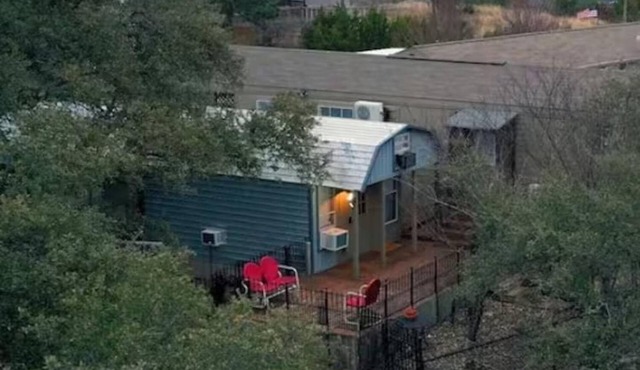Secluded Cozy Cabin with stunning views, 1-bedroom loft with Futon. Sleeps 4