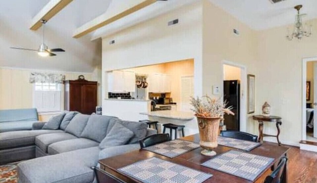 Secluded Cozy Cottage in Historic Downtown