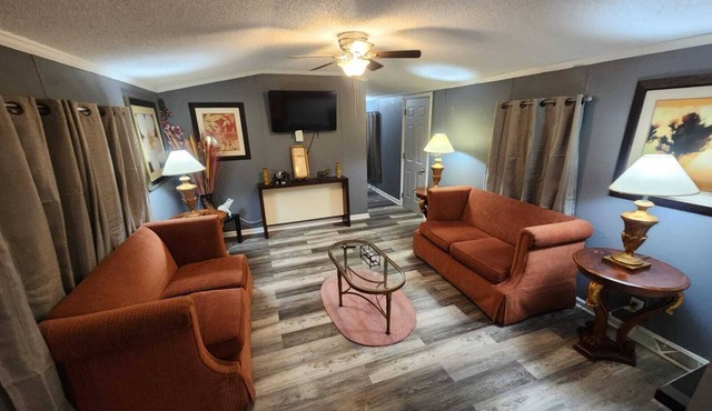 Secluded Cozy Guest house Newly Renovated 3BR/2BA