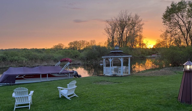 Secluded & cozy Vineyard Lake channel front cottage in Irish Hills- 5 Min to MIS