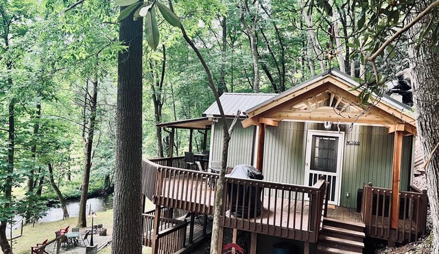 Secluded Creekside Cabin in Morganton near Linville Gorge - hot tub