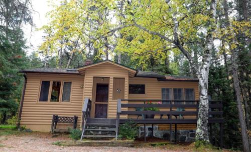 Secluded Creekside Cabin with Screened Porch Near the Marina in Babbitt, Minnesota