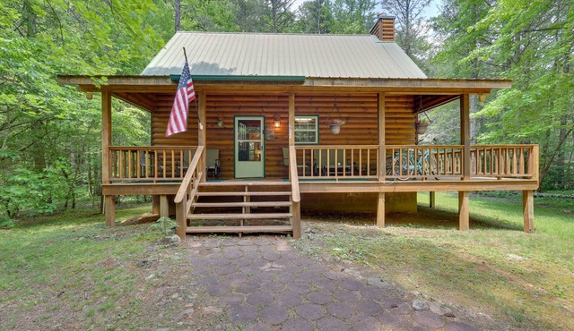 Secluded ‘Cross Creek Cabin’ w/Deck & Fire Pit!