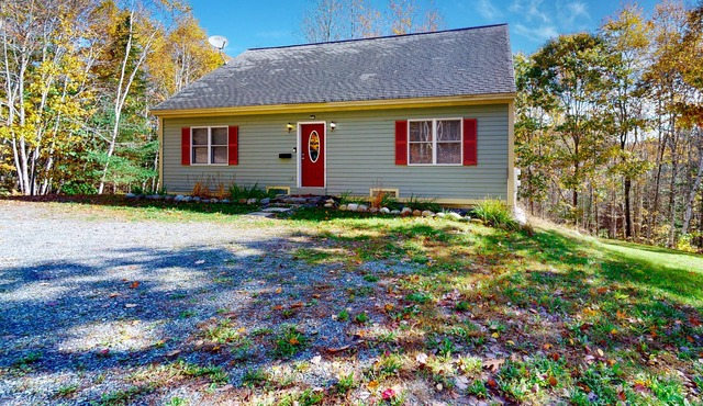 Secluded, dog-friendly home with deck, grill & high-speed WiFi - quiet location