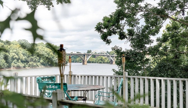 Secluded downtown cozy cabin feel w/waterfront view of the Edmund Pettus Bridge