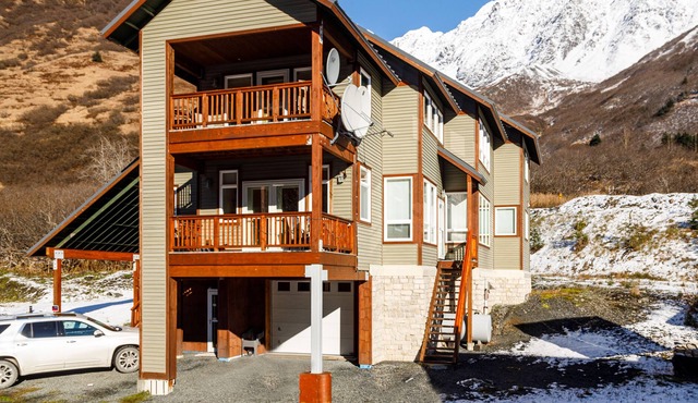 Secluded duplex with amazing views - walk to backcountry skiing & hiking
