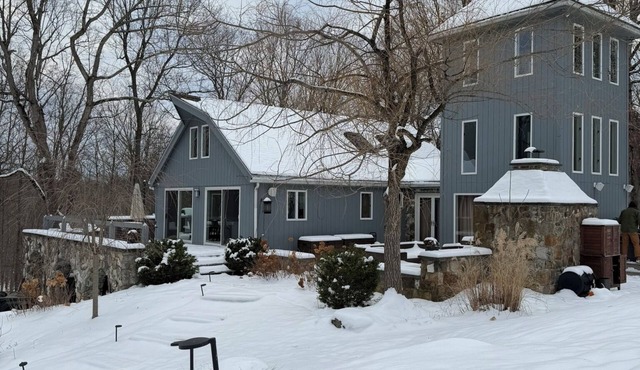 Secluded escape w/hot tub + pizza oven+ fireplace