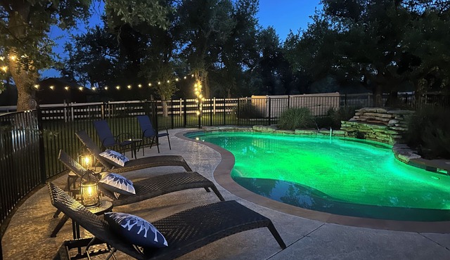 Secluded Estate 55 Acres-Pool-Spa-Game Room-Poker Table 5BR 4BA 4 Miles to DT DS