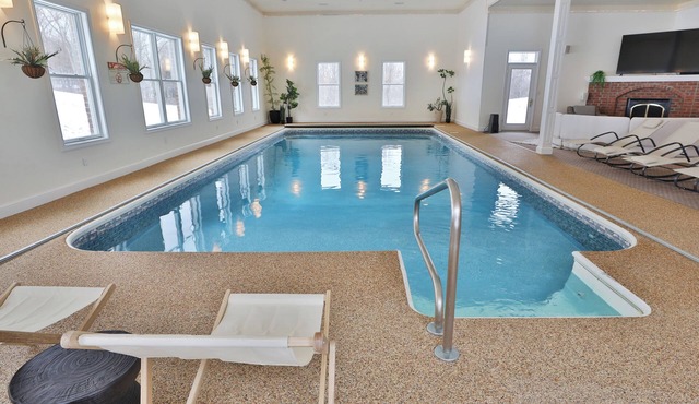 Secluded estate sleeps 21! Huge Indoor Heated pool! Sauna and Hot tub