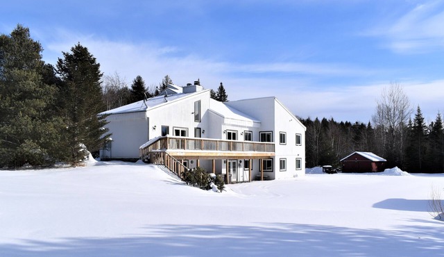 Secluded Estate with Private Lake, Hot Tub.