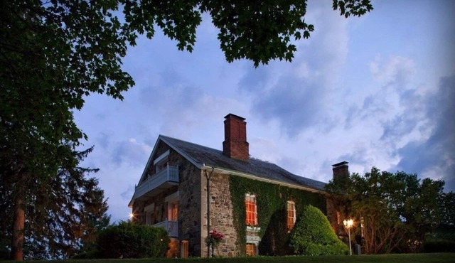 Secluded European Style 1810 Mansion minutes to the lake, sleeps 15