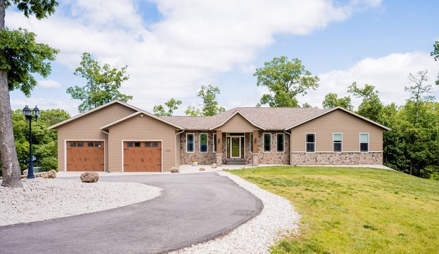 Secluded Family Resort Sleeps 25 people! Handicap accessible! Private Beach!nn