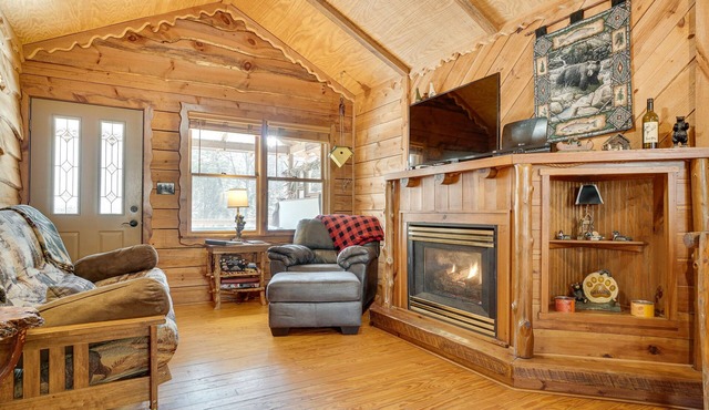 Secluded Family Retreat in Dahlonega w/Hot Tub!