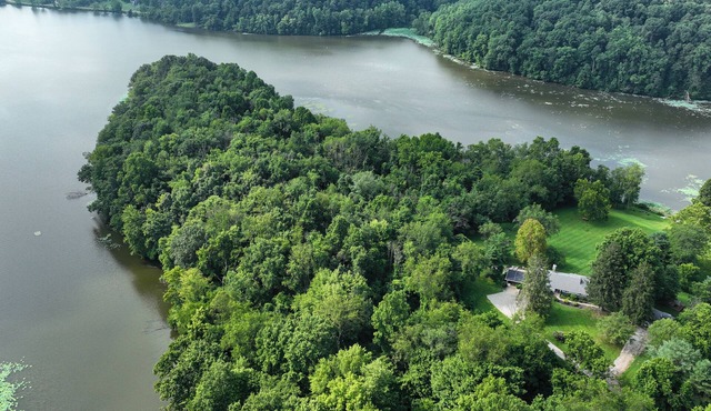 Secluded & Fancy Lake House. Free kayaks & canoe!