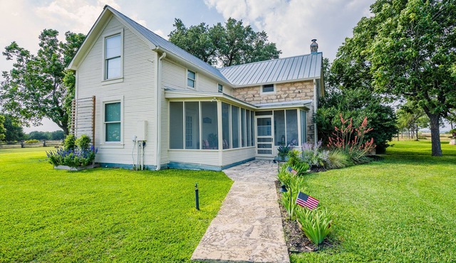 Secluded Farmhouse, vineyard on 4 acres, near wineries, shaded yard & EV charger