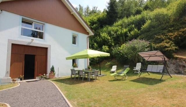 Secluded Forest Retreat with Pond, Ideal for Family or Friends, Sleeps 6