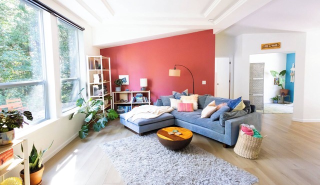 Secluded Forest Retreat, Saltwater Hot Tub, On-site Experiences, Minutes to Town