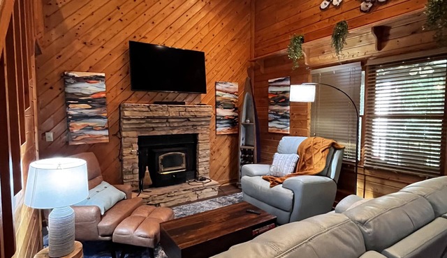 Secluded GA Cabin on 3 acres, 10 minutes from Historic Downtown Newnan, GA