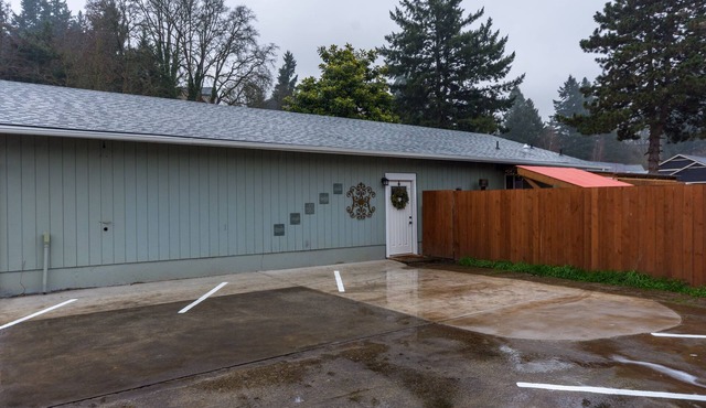 Secluded Gem 3bd/2Bth w/Hot Tub, AC, & Self Check In