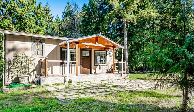 Secluded gem near town with fast WiFi, game room, deck, grill, & private W/D