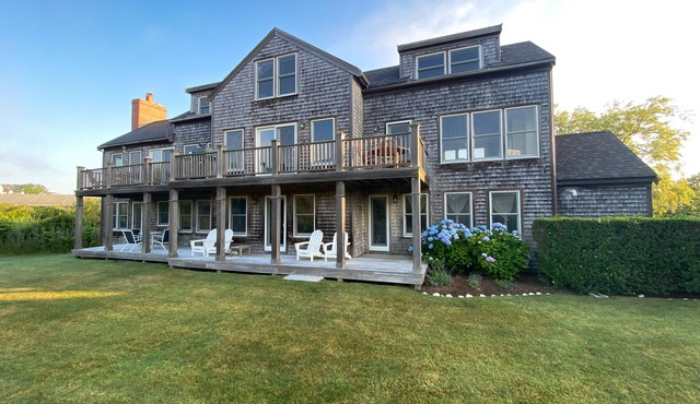 Secluded Gem Prime Location. 5 Min Walk to Beach & Main Street.