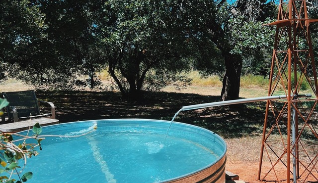 Secluded getaway, 2BR, near Fossil Rim, 1000 acres, hiking, farm animals