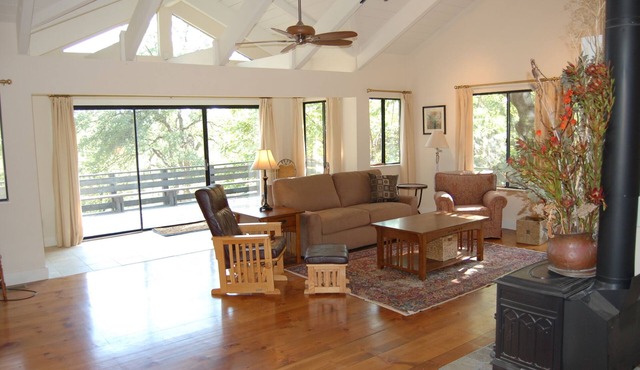 Secluded getaway in the Oaks and Pines with meandering Deer