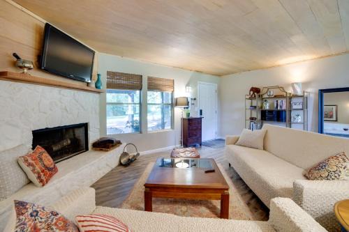 Secluded Getaway on ~10 Acres in The Piney Woods!