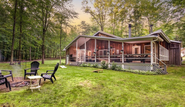 Secluded getaway- Screened in porch with hot tub
