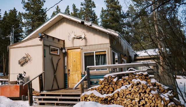 Secluded Gorgeous Cabin-Hike- Bike-steps away from Roosevelt National Forest