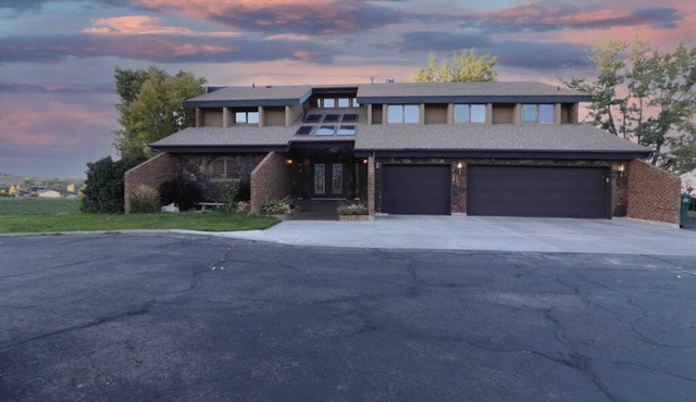 Secluded gorgeous home. Sleeps 20+. New hot tub.