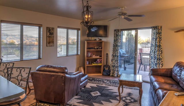 Secluded Guest Home with Amazing Mountain Views