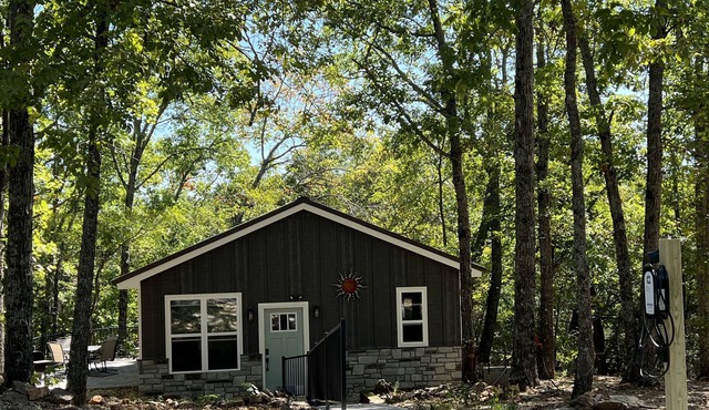 Secluded Guest House in the Forest of a Gated Estate near Silver Dollar City