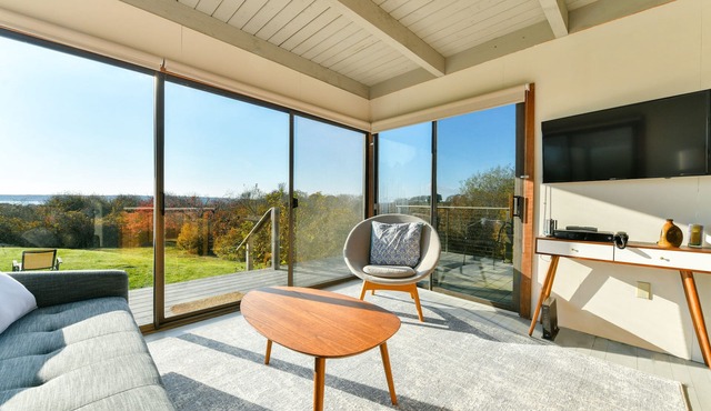 Secluded Guest House overlooking Menemsha Pond. Dogs welcome + Lvl2 EV charger.